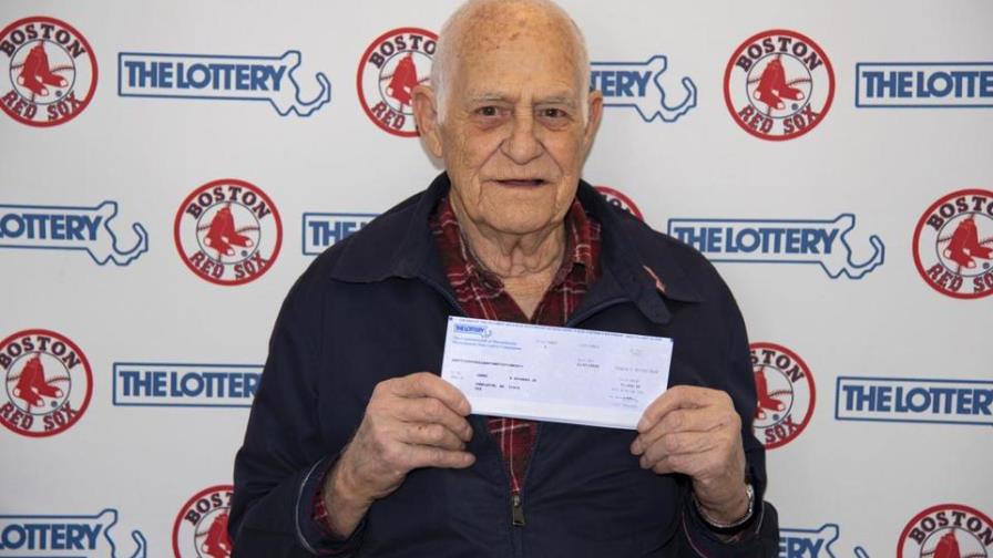 Hombre gana premio de lotería con números de Medias Rojas