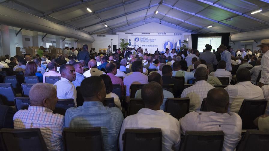 El PRM ratifica primarias cerradas; diputados patalean por el método