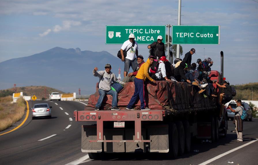 Caravana de migrantes avanza hacia EEUU desafiando a Trump