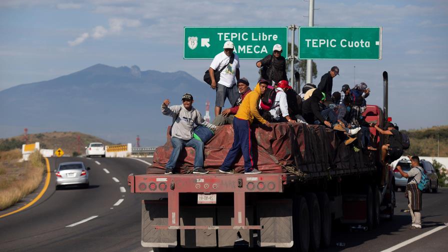 Caravana de migrantes avanza hacia EEUU desafiando a Trump