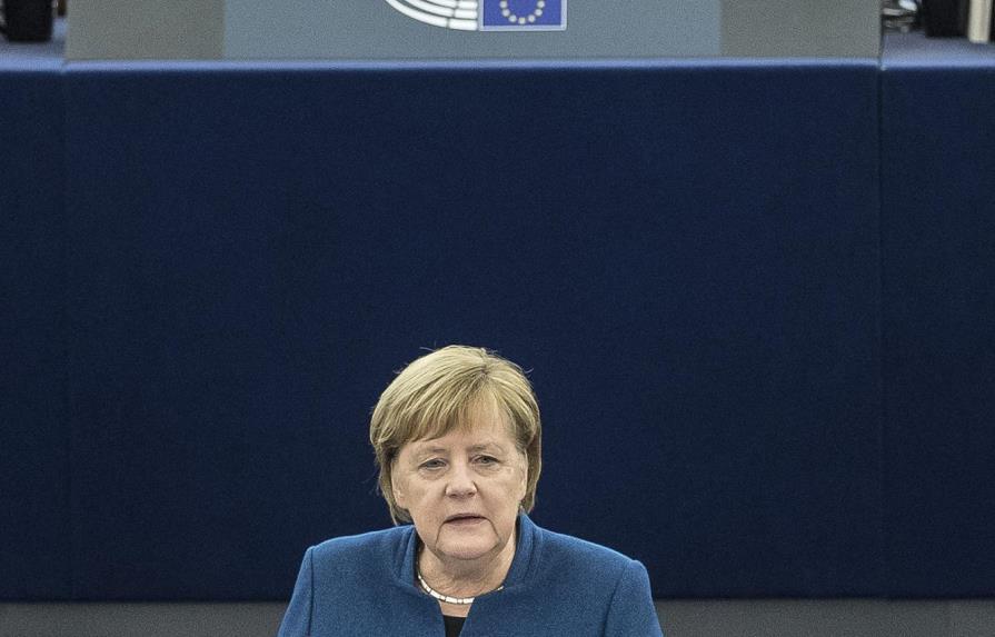Merkel apoya el llamado de Macron para la creación de un ejército europeo