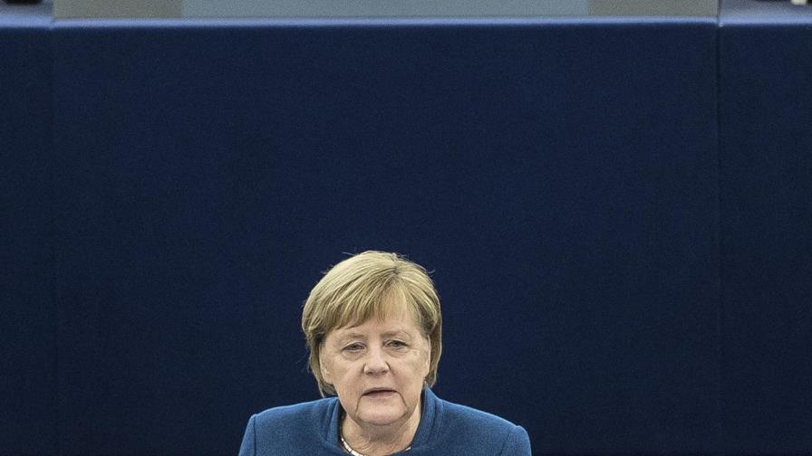 Merkel apoya el llamado de Macron para la creación de un ejército europeo