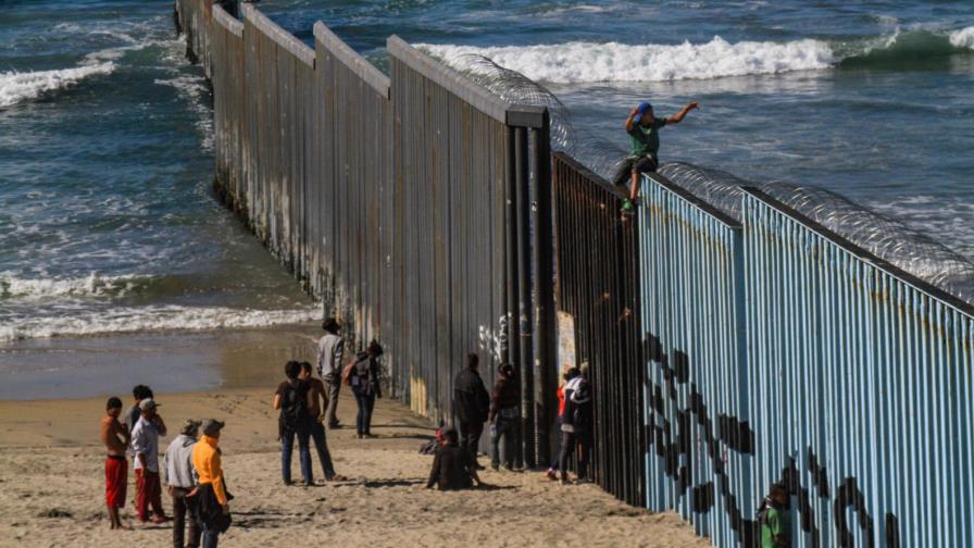 Migrantes centroamericanos se concentran a las puertas de EEUU Migrantes centroamericanos se concentran a las puertas de EEUU