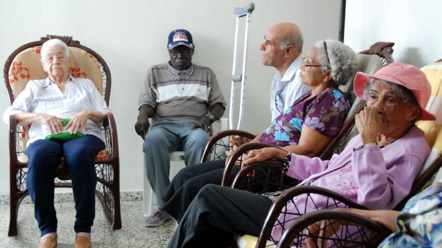 El cuidado de la salud bucal ante el reto del adulto mayor 