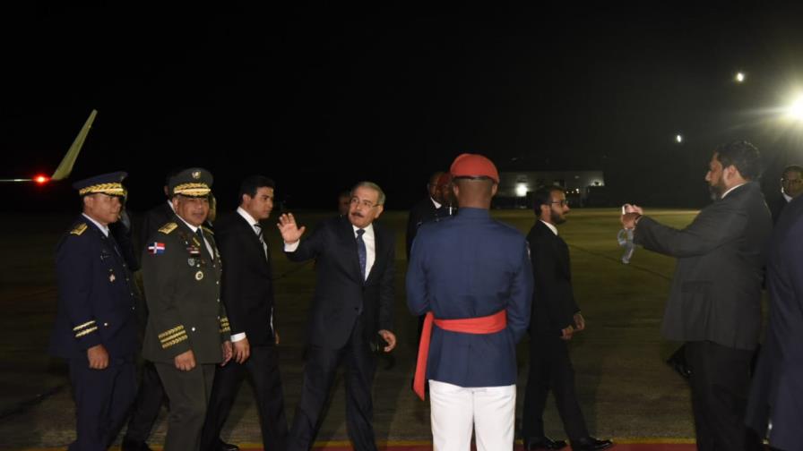 Presidente Medina regresa de México tras participar en toma de posesión de López Obrador