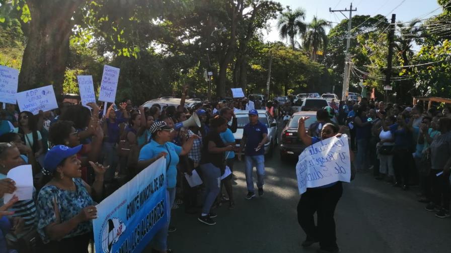Profesores protestan en Los Alcarrizos Profesores protestan en Los Alcarrizos