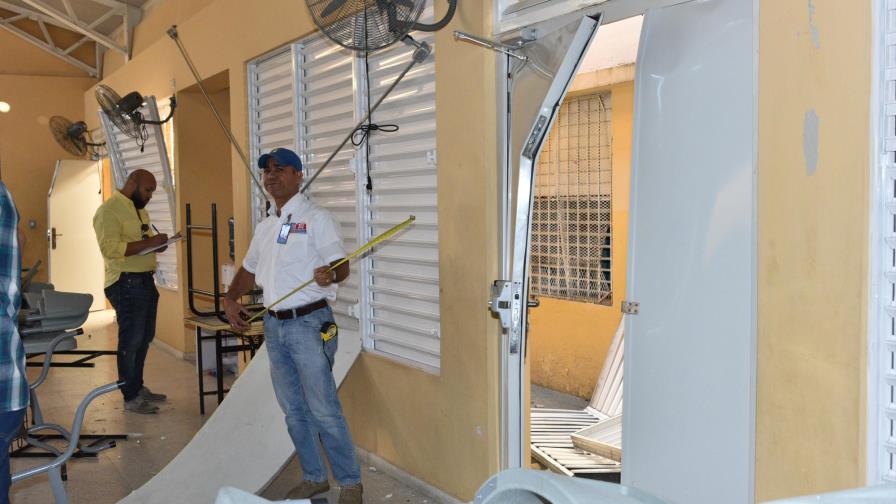 Ministro de Educación dispone reparación de escuelas afectadas por explosión en Villas Agrícolas