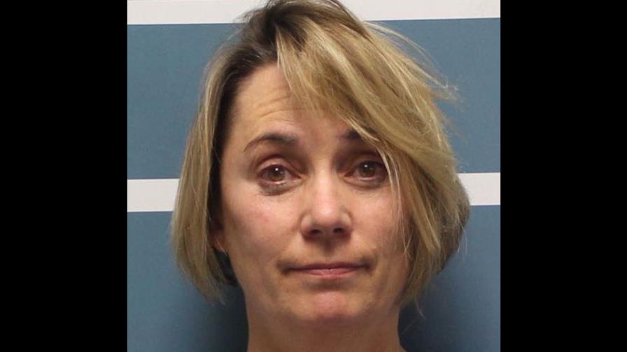 Arrestan a maestra de California por cortarle cabello a niño