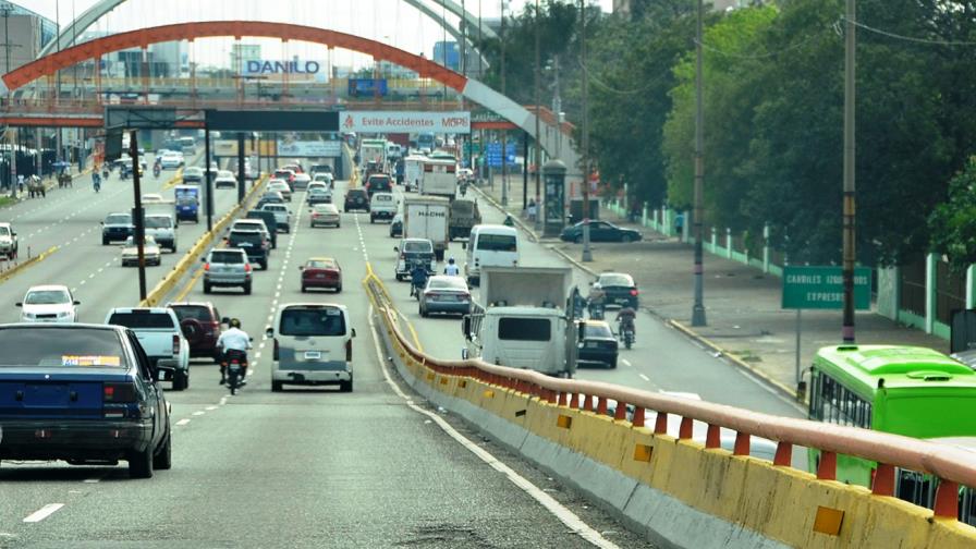Denuncian dos mujeres y dos hombres asaltan en carro público azul en la Kennedy