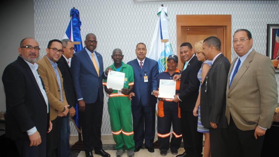 Cabildo Santo Domingo Este entrega regalía pascual a empleados 