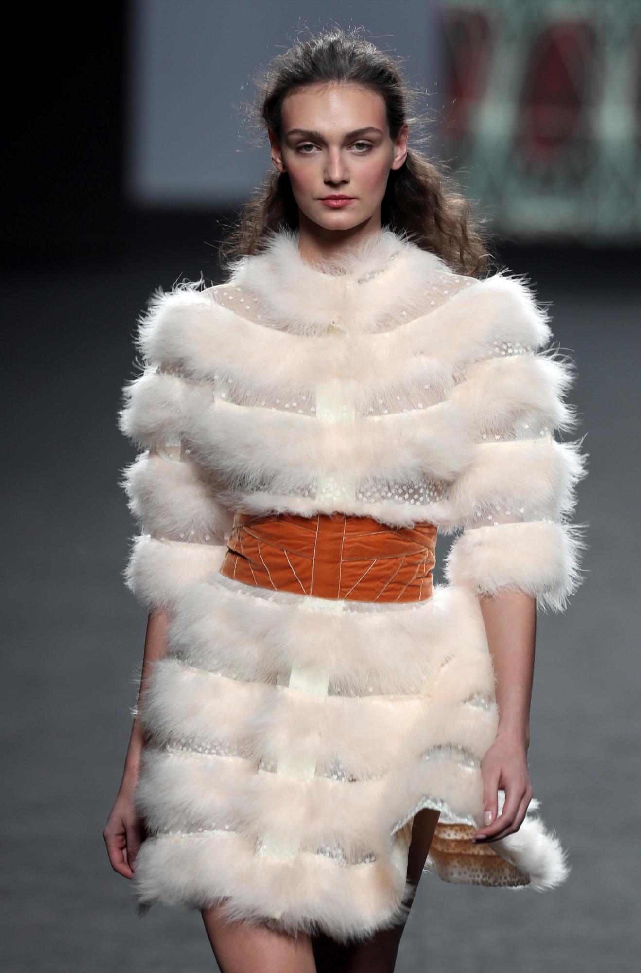 Propuesta en blanco con naranja de la firma Kenzo. 