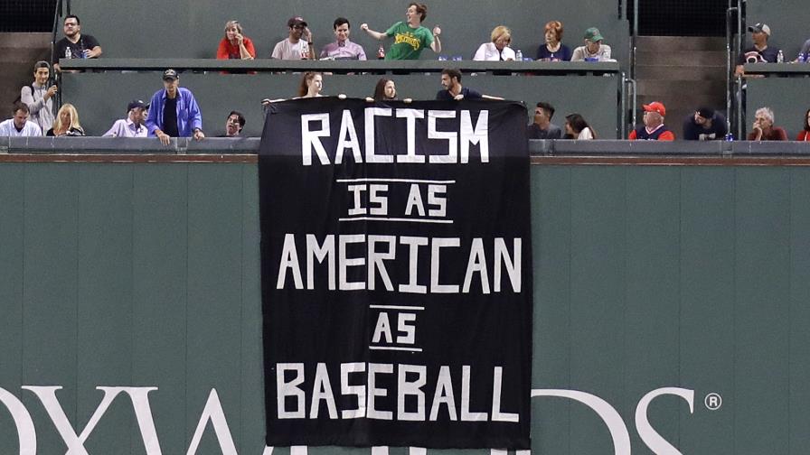 Fanáticos muestran su rechazo al racismo en el estadio Fenway Park de Boston Fanáticos muestran su rechazo al racismo en el estadio Fenway Park de Boston