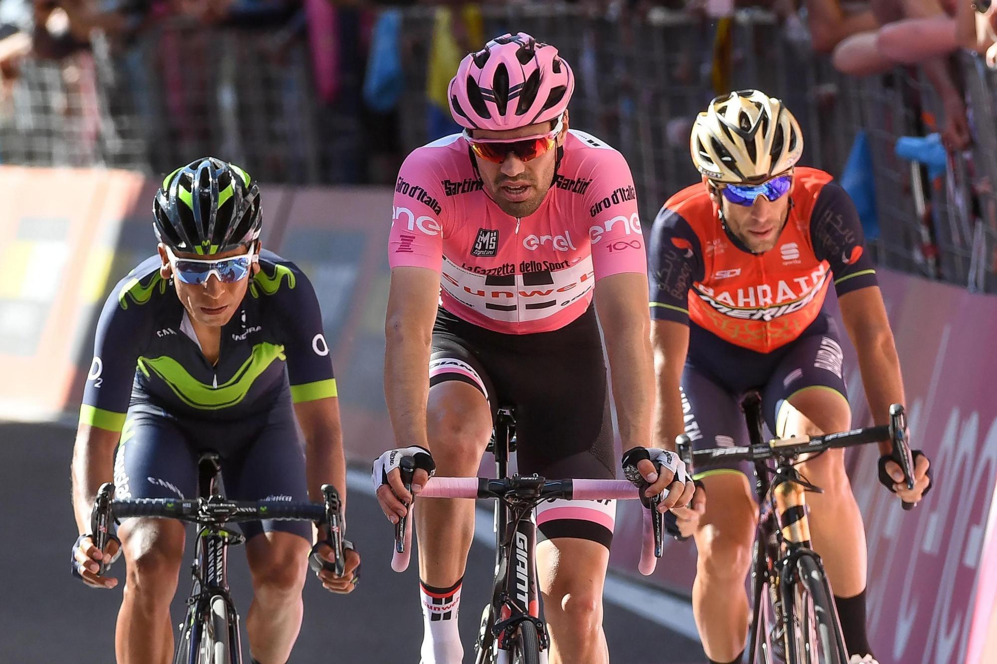 El ciclista colombiano Nairo Quintana (i), de Movistar; el ciclista holandés Tom Dumoulin (c), de Sunweb; y el italiano Vicenzo Nibali (d), del equipo Merida llegan a la línea de meta de la 18th etapa del Giro de Italia del 2017.