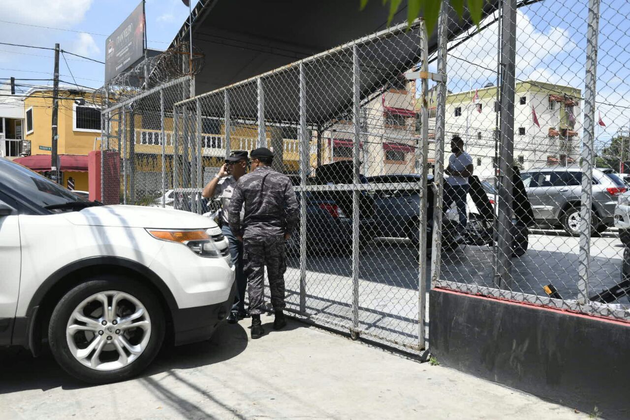 Agentes permanecen custodiando la zona. Empleados del dealer se niegan a ofrecer detalles.