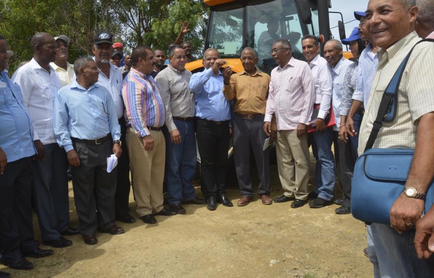 Gobierno entrega tractor y un autobús en Elías Piña