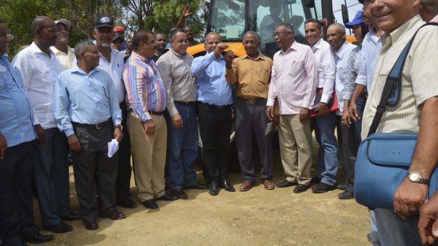 Gobierno entrega tractor y un autobús en Elías Piña Gobierno entrega tractor y un autobús en Elías Piña