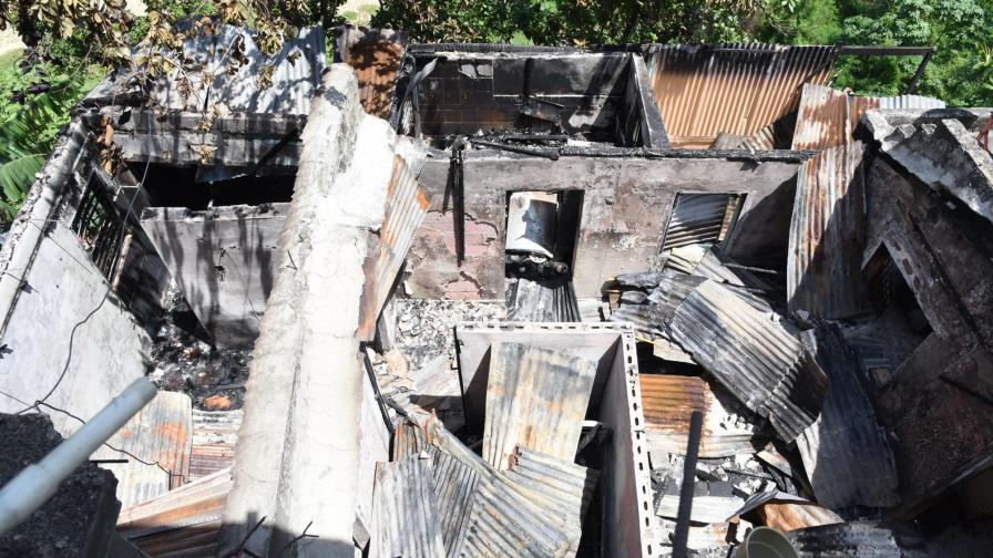Familias que perdieron sus casas en incendios piden ayuda del Gobierno Familias que perdieron sus casas en incendios piden ayuda del Gobierno