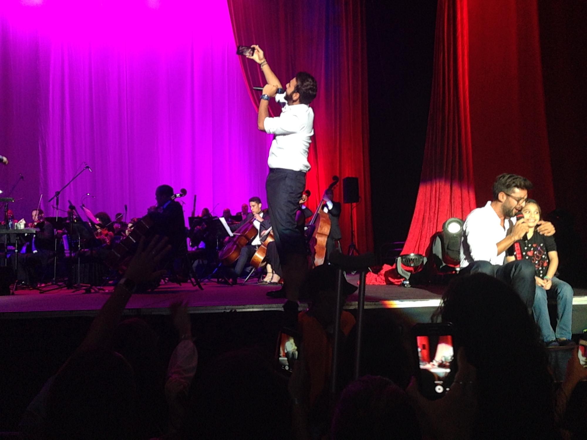 Ignazio en selfie y Piero añoñando a una niña.