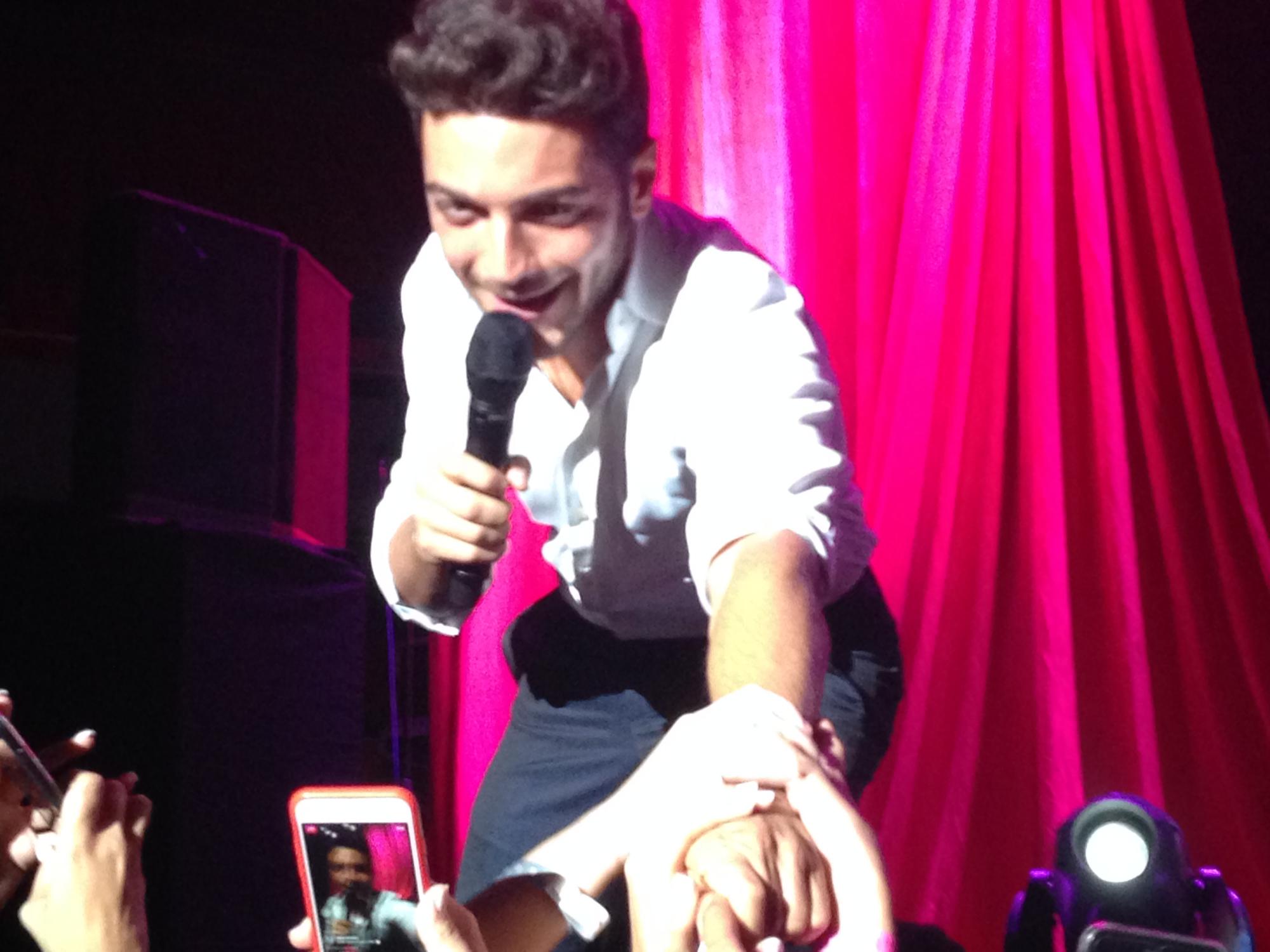 Gianlucca saludó a sus seguidoras con quienes incluso de tir+o fotos.