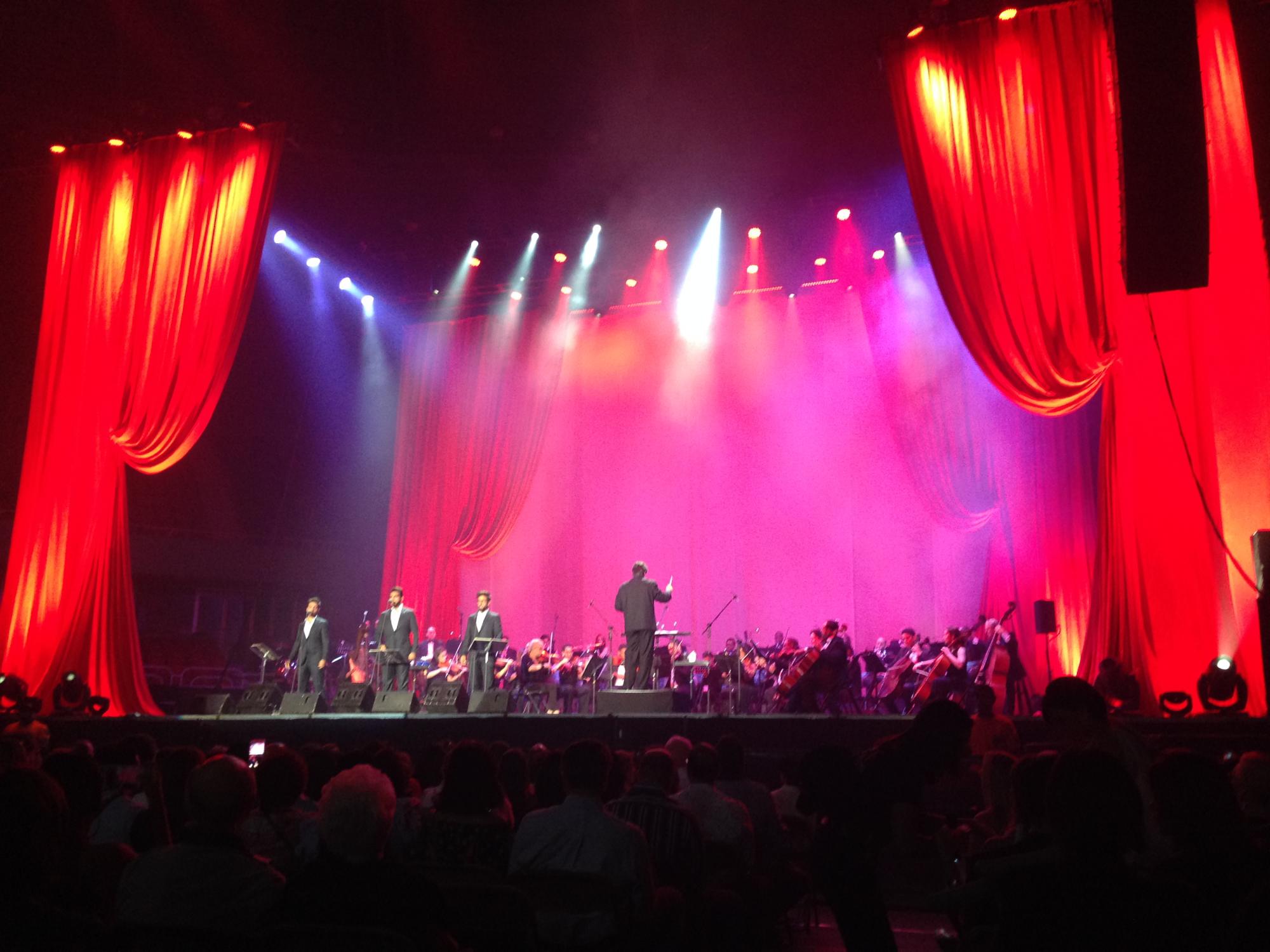 Vista del escenario, Il Volo y la orquesta batuta dirigida por Darwin Aquino.