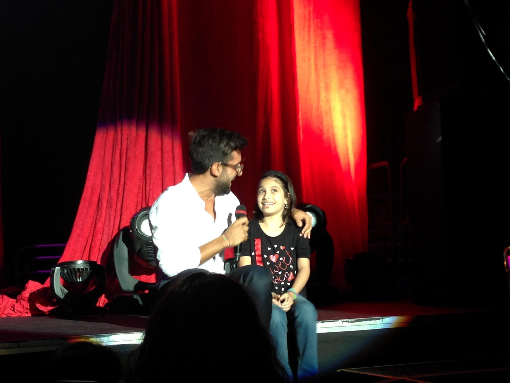 Piero, en un gesto aplaudido con una niña del público.