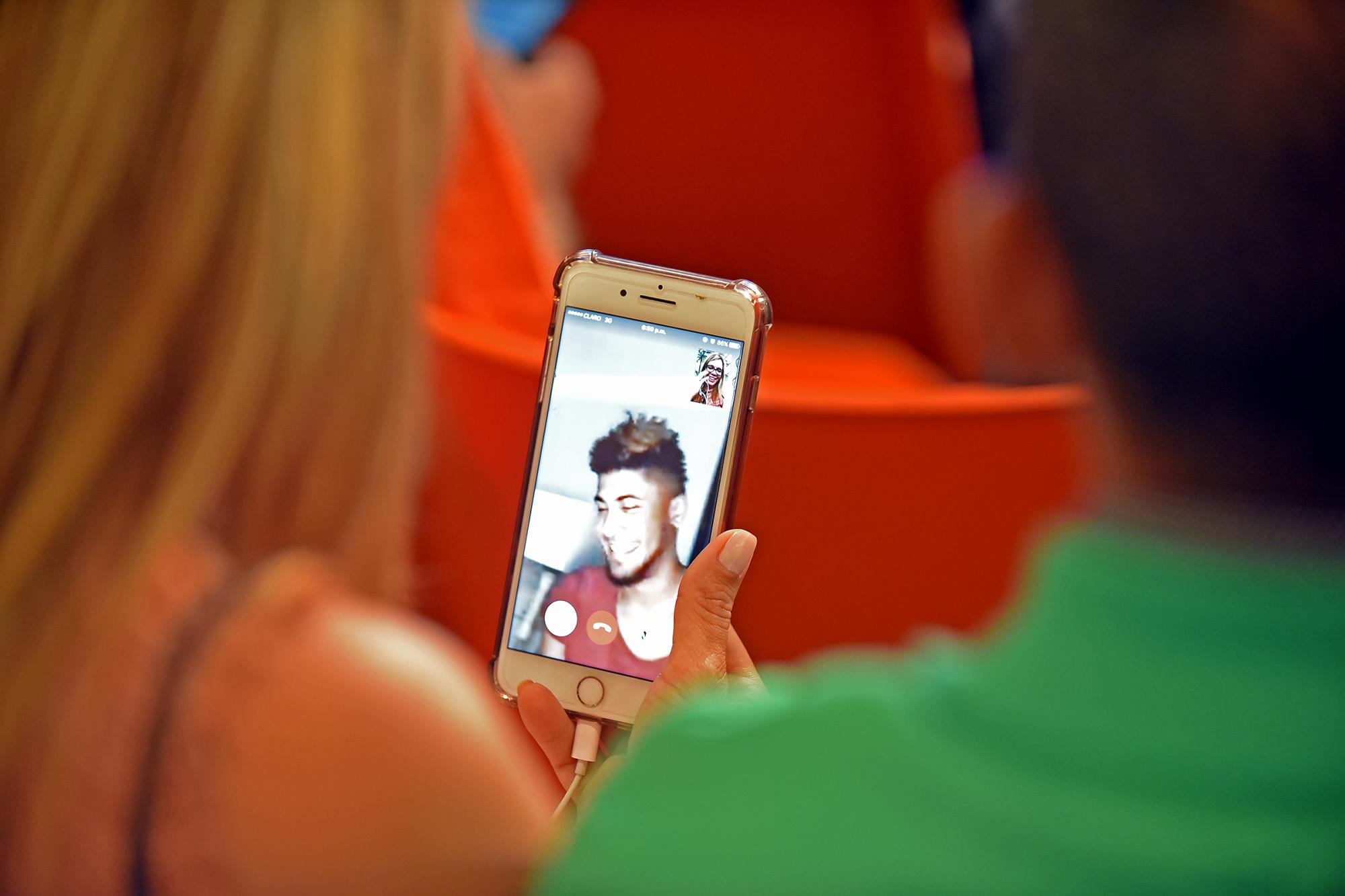 Los padres de Tatis hijo conversan con él por el móvil.