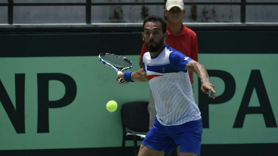 Víctor Estrella barre a Nicolás Álvarez en inicio del certamen Víctor Estrella barre a Nicolás Álvarez en inicio del certamen