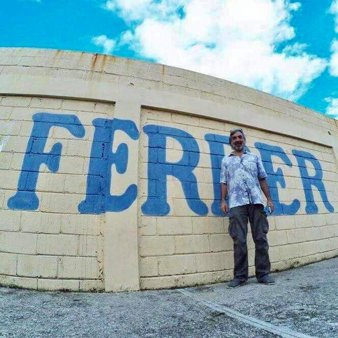 Una pared con el nombre del artista