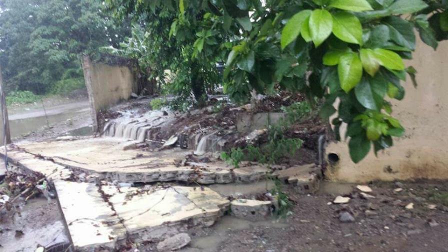 Lluvias inundan varios sectores de Moca Lluvias inundan varios sectores de Moca