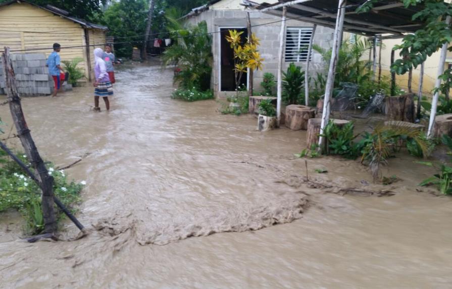 Lluvias en Santiago provocan inundaciones en más de 100 viviendas 