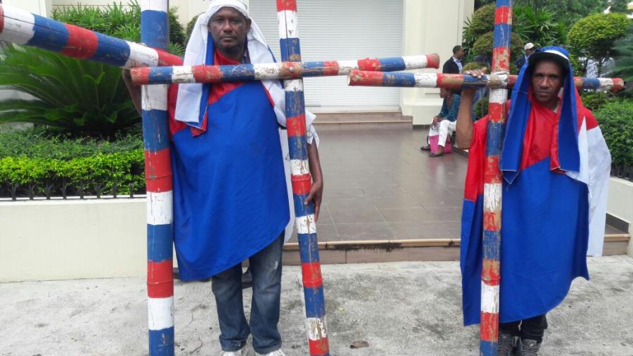 Tres Peregrinos piden unidad al PLD frente a la Casa Nacional