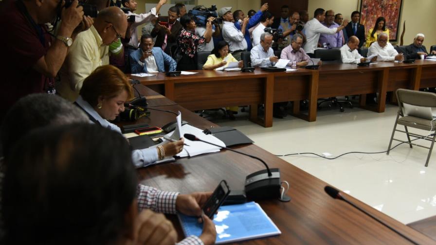 Presidente Medina y otros miembros salen de reunión del PLD; se espera decisión sobre Ley de Partidos