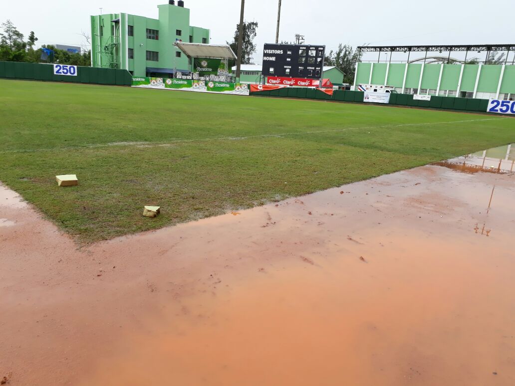 Así está el estadio No. Uno del Centro Olímpico Juan Pablo Duarte, afectado por la lluvia caída en el Gran Santo Domingo.