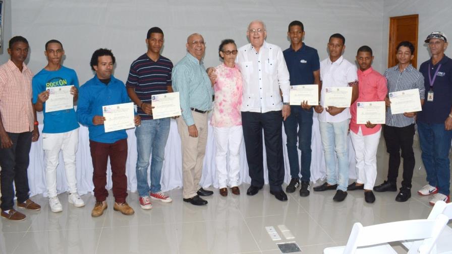 Escuela Vocacional Hípica gradúa a siete jinetes