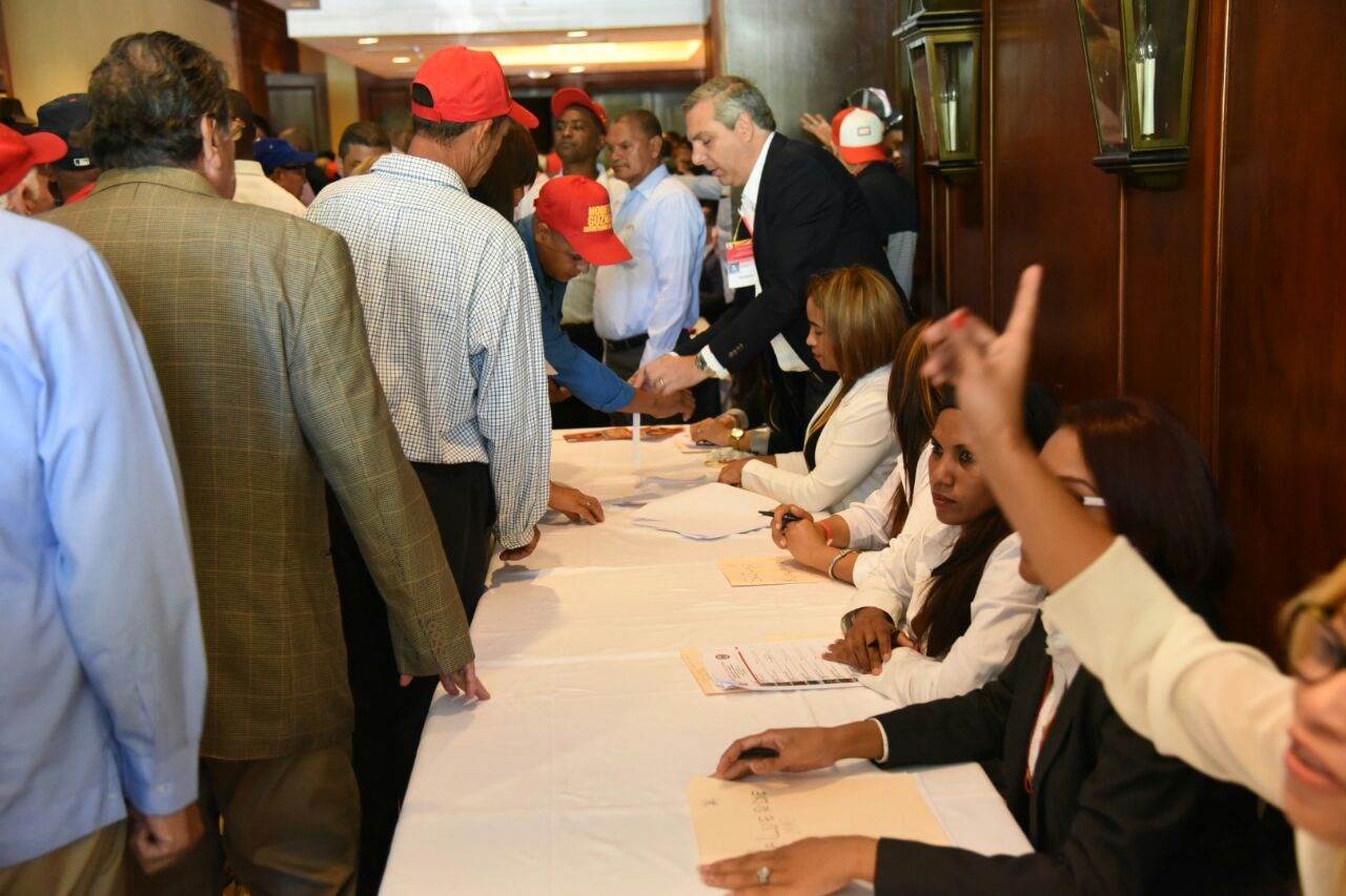 A las afueras del hotel y en las entradas internas del salón donde se llevará a cabo la asamblea, entre apretujones y empujadera, los reformistas pasan por la mesa de inscripción donde, tras presentar su documento de identidad, son verificados en el padrón “valedero, el del 2014”.