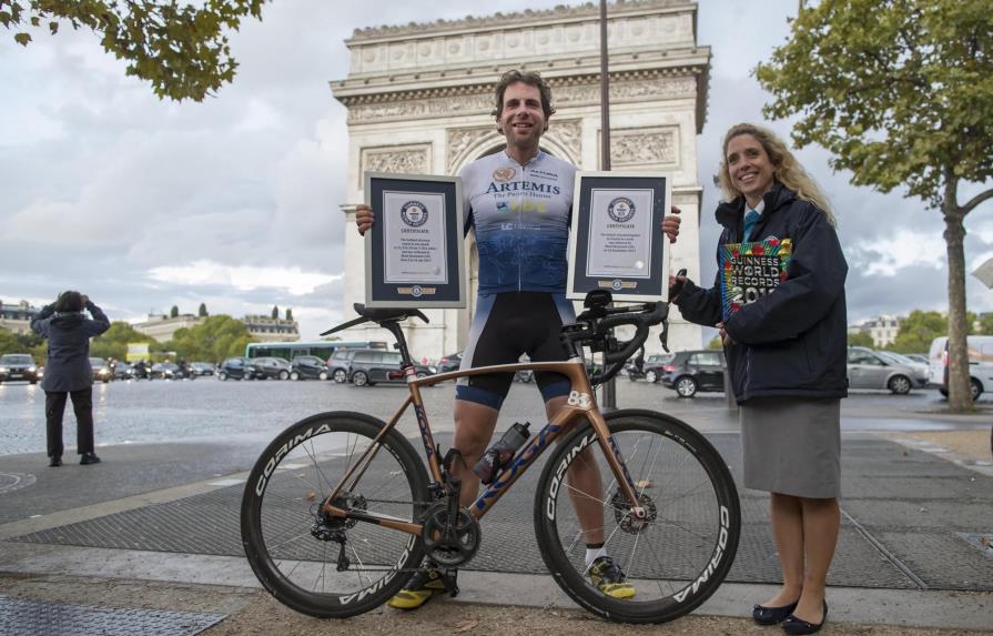 Un ciclista británico bate el récord al dar la vuelta al mundo en menos de 79 días