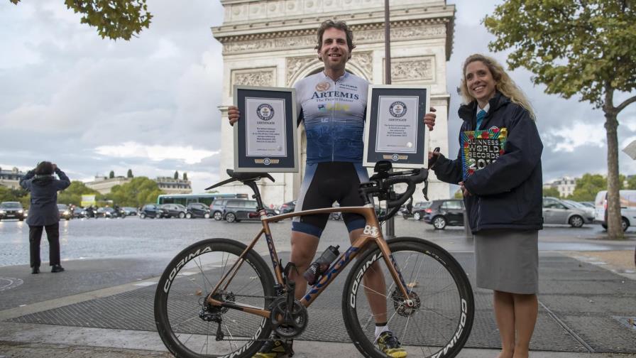 Un ciclista británico bate el récord al dar la vuelta al mundo en menos de 79 días