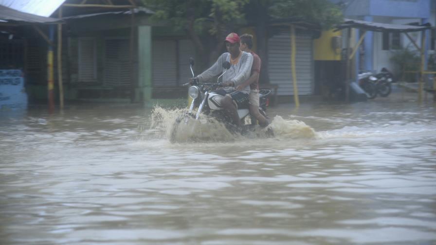 Crecida del río Yaque aisla varias comunidades de Montecristi 