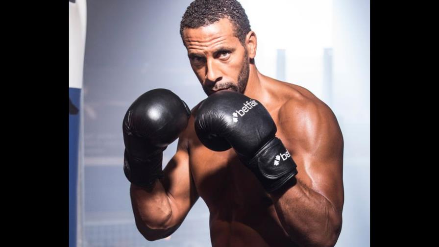 Rio Ferdinand usó el entrenamiento de boxeo para mitigar la depresión tras la muerte de su esposa.
El exfutbolista inglés Rio Ferdinand se pasa al boxeo