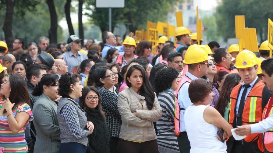 Un fuerte terremoto sacude la capital de México y causa escenas de pánico