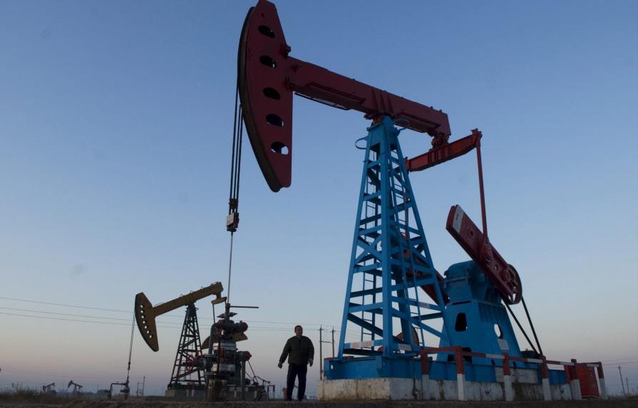El petróleo de Texas baja un 0.86 % y cierra en 49.48 dólares