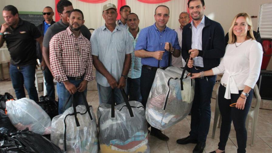 Afectados por huracán Irma en Nagua y Samaná reciben ayuda de Roberto Ángel Salcedo Afectados por huracán Irma en Nagua y Samaná reciben ayuda de Roberto Ángel Salcedo