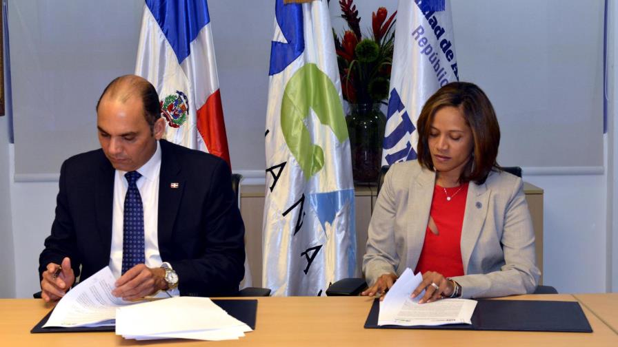 Aduanas y la Unidad de Análisis Financiero firman acuerdo