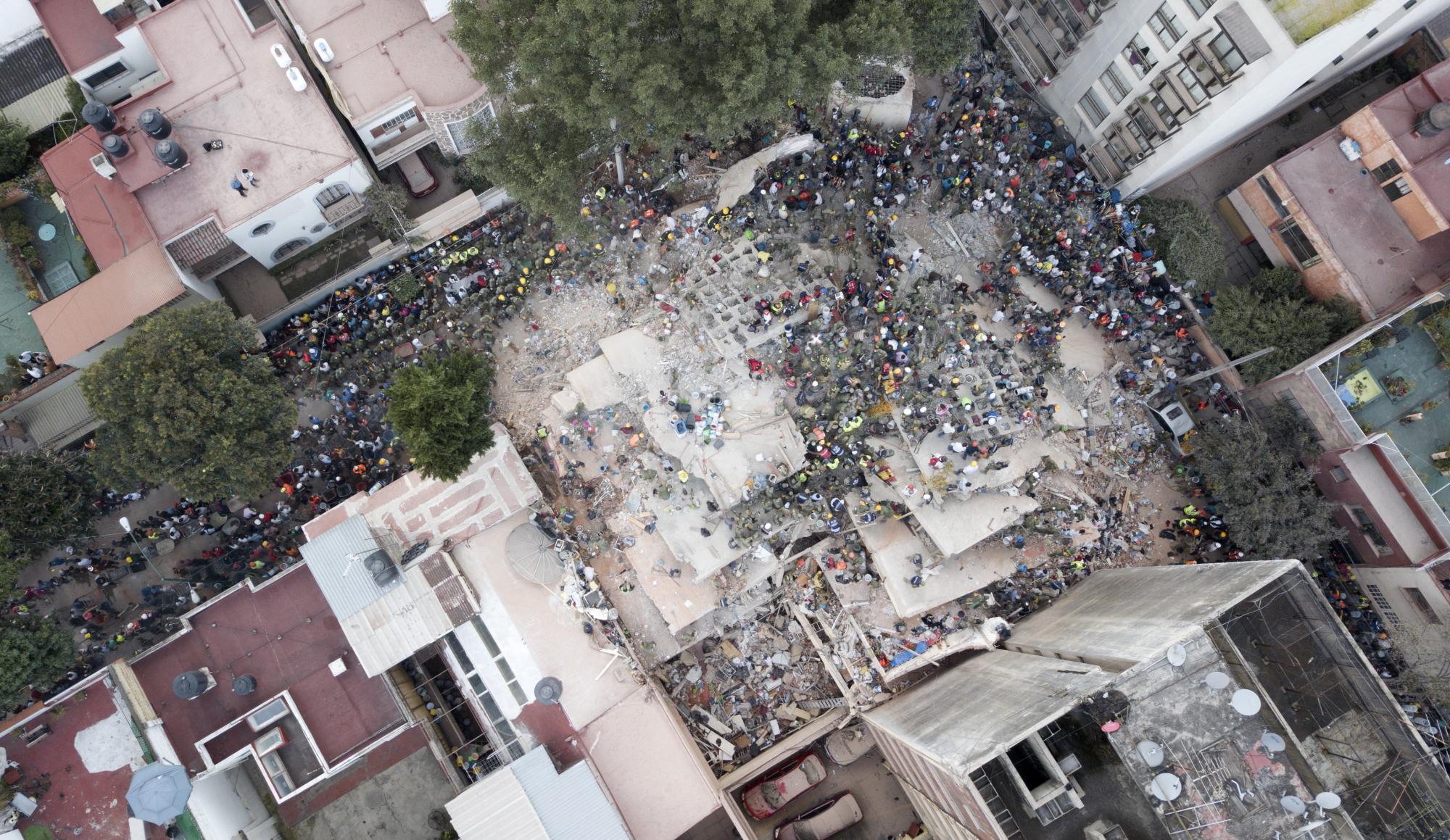 Rescatistas trabajan junto a un edificio colapsado en la colonia Del Valle en Ciudad de México el martes 19 de septiembre de 2017. 