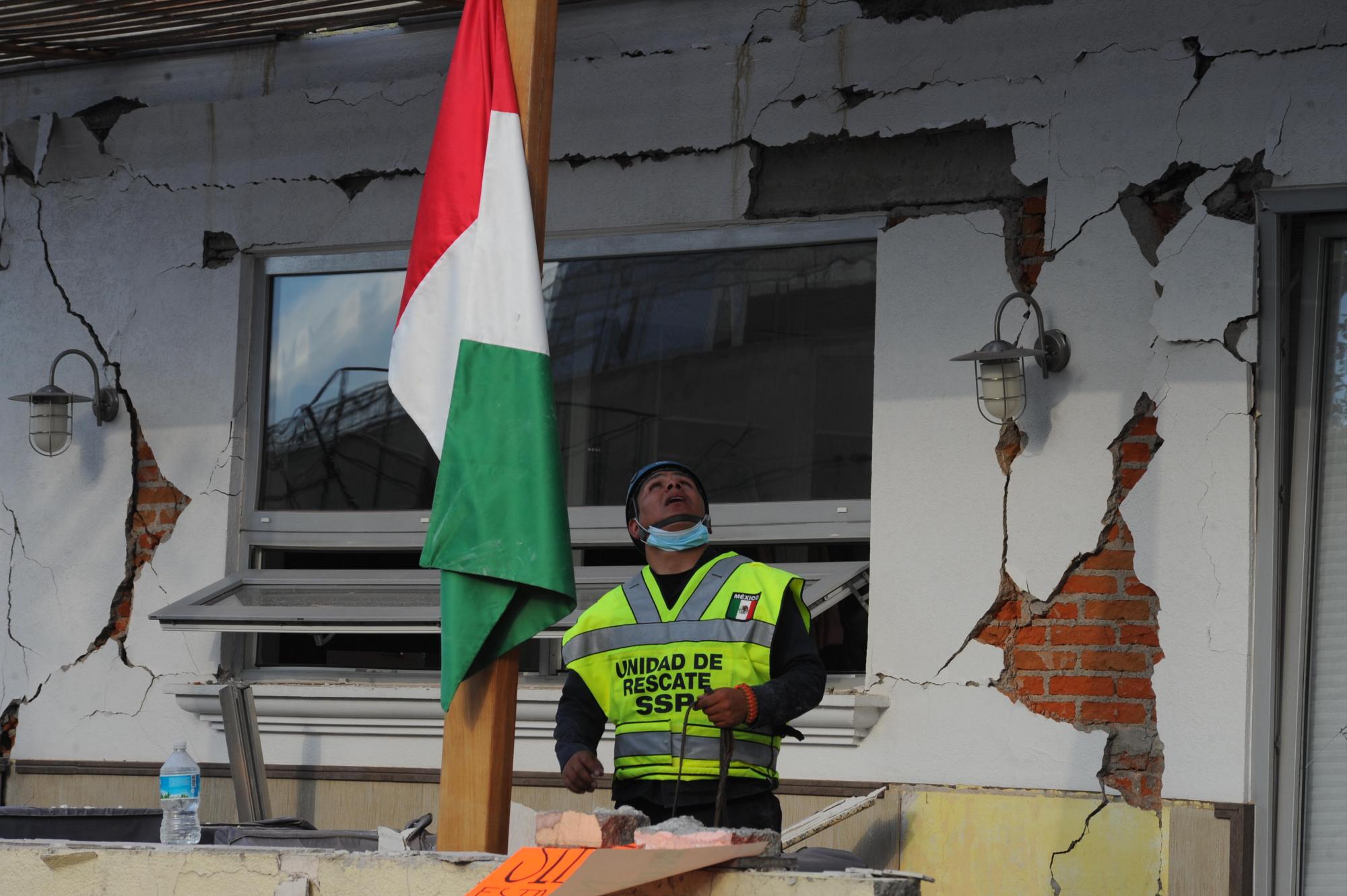 Un miembro de la unidad de rescate de la Secretaria de Seguridad Pública mexicana realiza labores de rescate en el Colegio Enrique Rebsamen, el martes 19 de septiembre de 2017, en Ciudad de México (México).