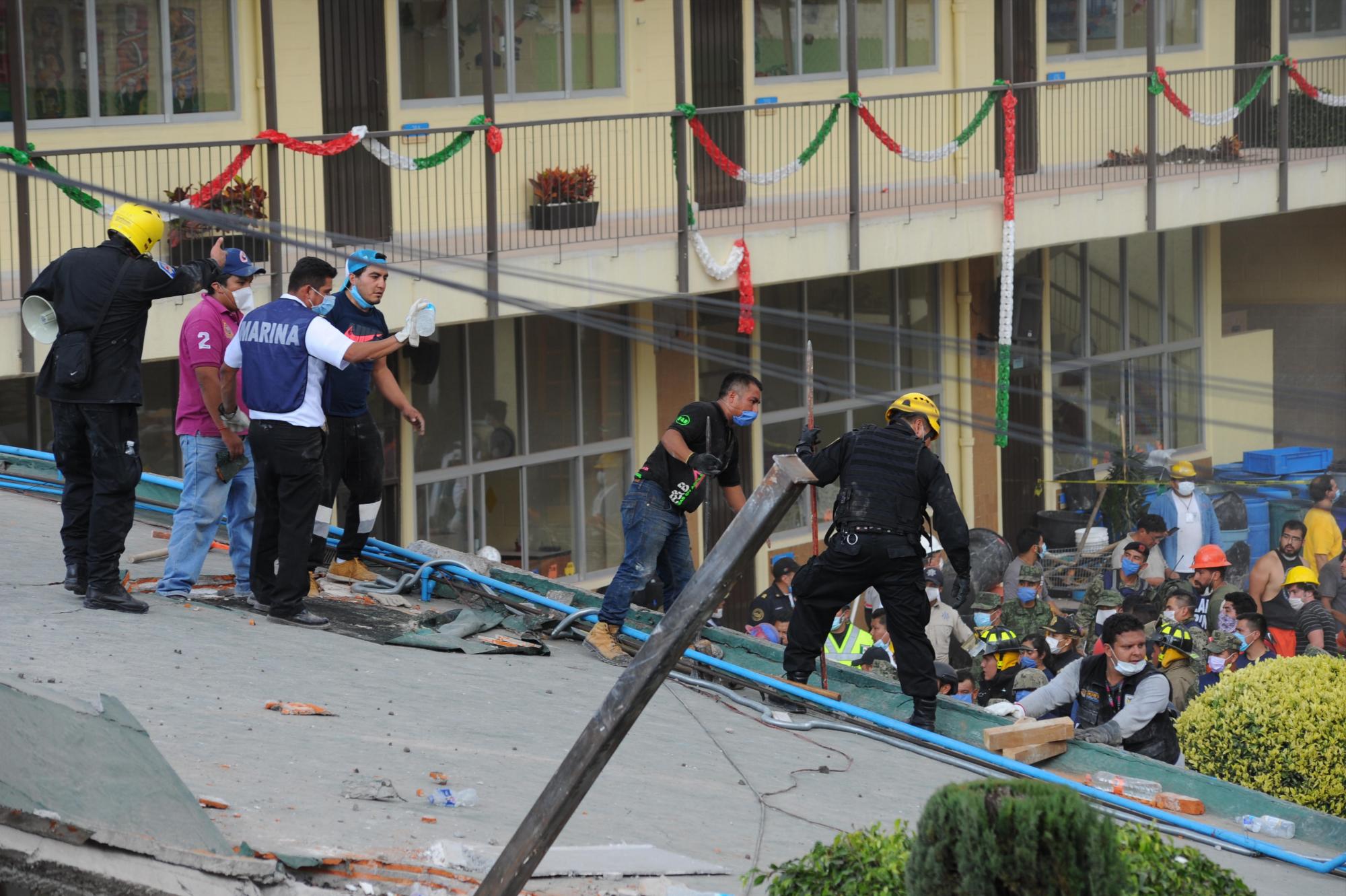 Rescatistas y voluntarios trabajan en las tareas de rescate en el Colegio Enrique Rebsamen, el martes 19 de septiembre de 2017, en Ciudad de México (México).