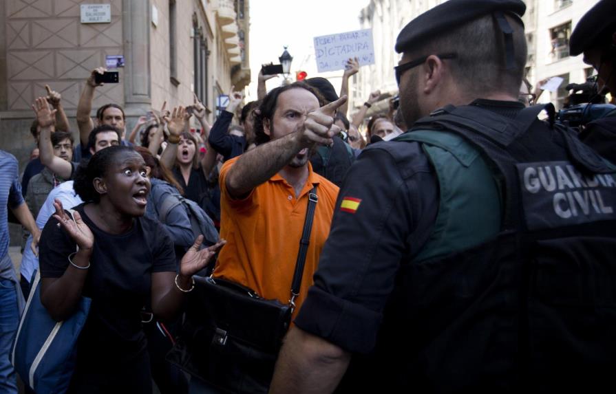Detenidos 12 funcionarios catalanes por planes de referendo 