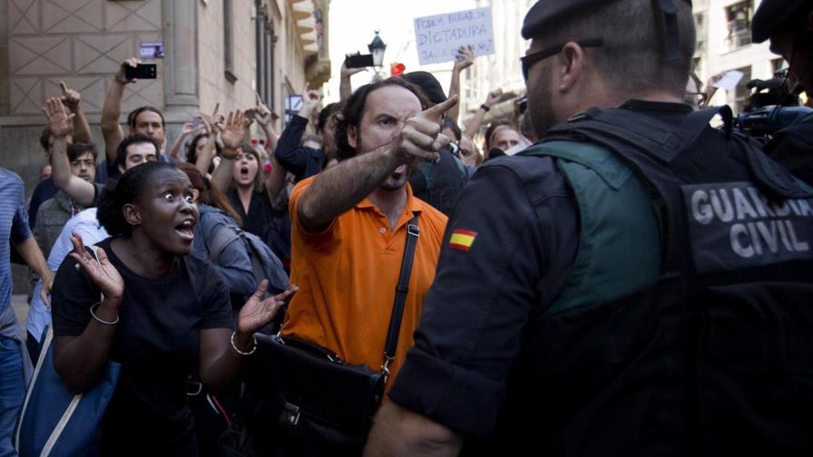 Detenidos 12 funcionarios catalanes por planes de referendo Detenidos 12 funcionarios catalanes por planes de referendo