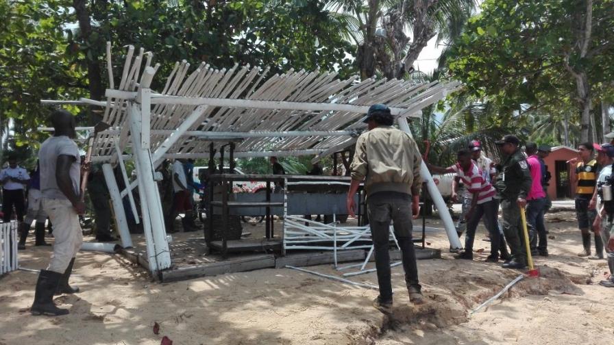 Medio Ambiente ordena retirar infraestructuras impidan libre acceso a playas