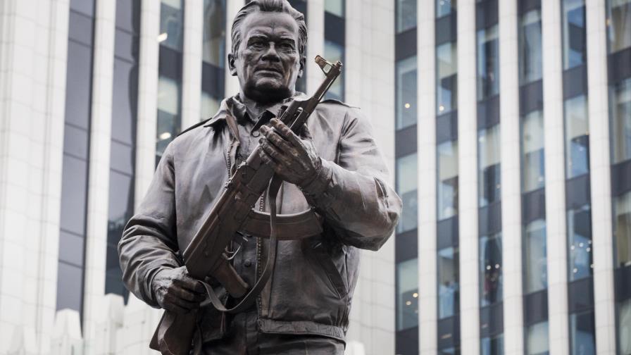 Rusia le erige un monumento a su arma más popular y su inventor Rusia le erige un monumento a su arma más popular y su inventor